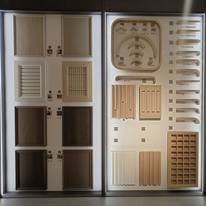 Panel Empotrado Tradicional de Madera y Vidrio Blanco Impecable <span class=keywords><strong>con</strong></span> Almacenamiento Ecológico y Duradero para Baño de Villa en la <span class=keywords><strong>Playa</strong></span> - Product Image 4