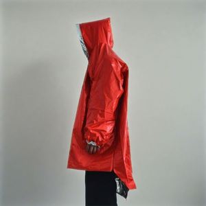 Imperméable long orange en PE pour adulte, isolant thermique, manches longues, réutilisable, portable, équipement de survie d'urgence pour le camping et la randonnée - Product Image 1
