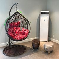 Meilleure vente de chaise en osier tissé en rotin œuf panier suspendu chaise pivotante en rotin comprend un support