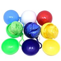 Poncho de Pluie Jetable Créatif en Forme de Boule avec Porte-clés – Cadeau Promotionnel Portable pour l'Alpinisme et les Accessoires de Voyage
