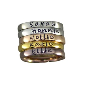 Delicato anello <span class=keywords><strong>con</strong></span> <span class=keywords><strong>nome</strong></span> impilabile anello da uomo in acciaio inossidabile <span class=keywords><strong>con</strong></span> gioielli sottili incisi personalizzati - Product Image 4