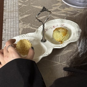 Vente en gros d'assiettes à collation et assiettes à fruits à compartiments et poignées en céramique en dentelle gaufrée ins - Product Image 4