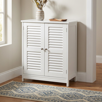 Armoire d'angle triangulaire moderne en MDF blanc pour salles de bain, avec double porte à persiennes, design gain de place pour hôtels