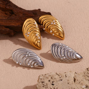 Boucles d'oreilles Boho en acier inoxydable plaqué or coquillage perle bijoux de bohème pour femmes - Product Image 1