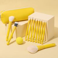 Lot de 11 pinceaux de maquillage professionnels en poils synthétiques véganes avec manches en bois pour fond de teint et anticernes – Jaune