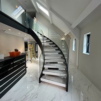 Escalier incurvé de villa, marches et contremarches en marbre de pierre naturelle, projet personnalisé