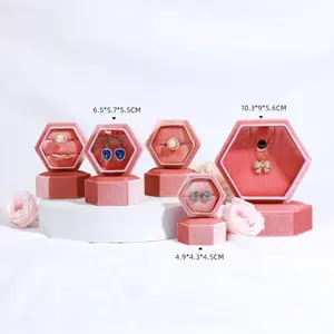 Logo personnalisé bijoux de mariage emballage mode Style boucle d'oreille anneau collier velours bijoux boîte-cadeau avec sac
