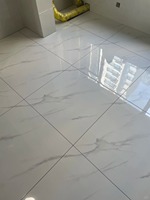 Baldosa de Porcelana Pulida de Alto Brillo 60x60cm con Aspecto de Mármol Blanco para Suelo de Sala de Estar