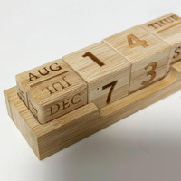 Calendrier de bureau moderne en bois de bambou, grande taille, réutilisable, réglable et gravé, idéal pour la Fête des Pères (vente en gros)