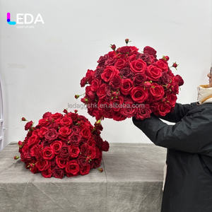 Boule de fleurs artificielle LEDA personnalisée pour mariage, rouge bordeaux, grande boule de fleurs, arrangement floral artificiel, centre de table pour événements - Product Image 1