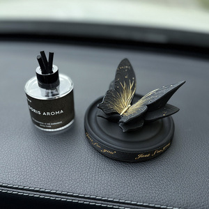 Diffuseur de parfum pour voiture en forme de papillon noir, clip de ventilation, ornement élégant en plastique, parfum longue durée - Product Image 5