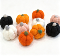 Herbstliche einfarbige Filzkugel-Girlande mit handgemachtem Wollfilz-Kürbis, orangefarbenem Ocker-Pompon-Banner, Halloween-Deko-Ornament