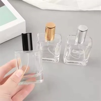 Vente en gros de flacons de parfum en verre transparent haut de gamme 30ml 50ml 100ml, flacon vide de luxe pour l'emballage des soins de la peau