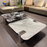 Table basse moderne et spacieuse en marbre KT STONE avec support stable pour conversations en famille, moments de thé et petits rassemblements.