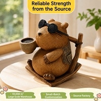 Figurine en résine Capybara rustique avec finition texturée marron, lunettes de soleil et canne à pêche pour la décoration de bureau et de table à la maison