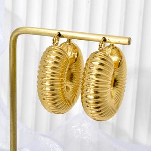 Joyería de Moda, Aros Huggie Gruesos Chapados en Oro de 18k PVD, Hipoalergénicos, para Mujer - Product Image 3
