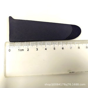 Juke Plastic Products – Patte de velcro noire moulée par injection, souple et auto-adhésive, pour l'industrie du vêtement - Product Image 1