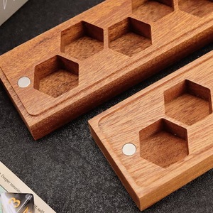 Caja de almacenamiento de dados de madera, con múltiples compartimentos, tapa magnética de madera maciza, accesorios para juegos - Product Image 1