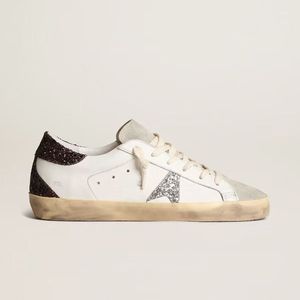 Chaussures <span class=keywords><strong>Femme</strong></span> Tendance Été en Cuir Véritable Style Rétro Vieilli avec Étoiles, Semelle en Caoutchouc et Talonnette Intégrée – Grande Vente - Product Image 1