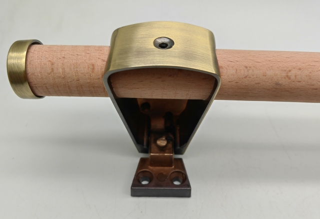 Sarggriffschatulle mit Metallschwingenstange 1038-3 zamak Punkt und Endstöpsel mit hölzerner Stange