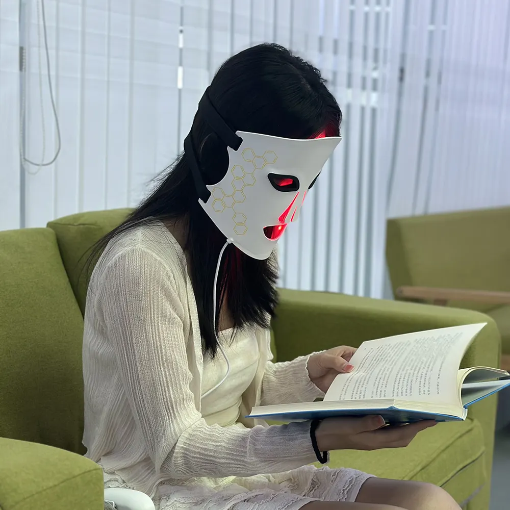 2024 새로운 디자인 8 색 LED 얼굴 마스크 스킨 케어 빨간 적외선 빛 실리콘 페이셜 LED 치료 마스크