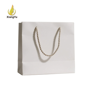 Sacs cadeaux haut de gamme en papier cartonné couché 280g, sacs de courses sur mesure avec poignées torsadées pour emballage cadeau de festival - Product Image 1