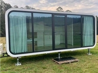 Cabine modulaire Apple d'exportation avec système sanitaire complet, capsule incurvée facile à transporter pour projets touristiques