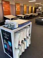 Magasin en métal acrylique, oreiller de matelas en fer, magasin de détail, vitrine en métal, tapis, drap de lit, présentoir