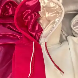 Grosir kustom Logo uniseks sutra Satin berjajar Sweatsuit tambalan 2 warna Zip Up Split Satin Lined Streetwear Hoodie