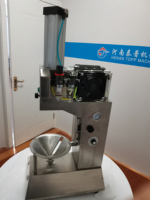 Jonge Diamantvormende Kokosnootschilmachine Voor Het Openen Van Kokosschiller Kokosnootschilmachine