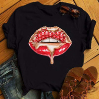 Elegante Blusa Gráfica con Estampado de Labios y Ojos para Mujer Cuello Redondo Manga Corta Top Básico Ropa Casual de Verano Camisa Urbana con Beso