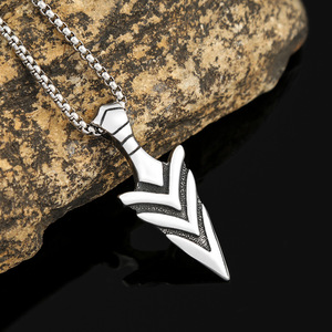 Yunnique Collar con colgante de flecha de acero inoxidable para hombre, joyería de moda de estilo vikingo geométrico - Product Image 1