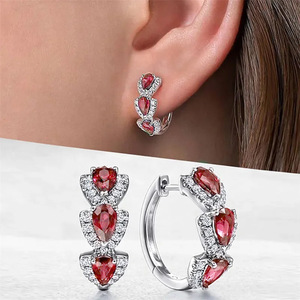 Boucles d'oreilles en alliage de diamant tendance de luxe, dernier cri, à prix de gros, avec des couleurs bleues et rouges pour femmes - Product Image 2