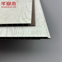Panneau mural en PVC ignifuge à grain de bois blanc de design moderne, grille de plafond pour la décoration de salle de bain et d'hôtel, plafond insonorisé