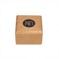 Boîte à bagues carrée en bois avec doublure en velours, logo personnalisé, couvercle à charnière, boîte de rangement pour bijoux pour demande en mariage et emballage de bijoux en détail