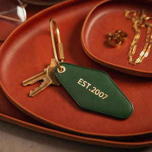 بيع بالجملة سلسلة مفاتيح موتيل جلد صناعي بتصميم فندقي كلاسيكي فاخر وشعار مخصص بتقنية التسامي - Product Image 3