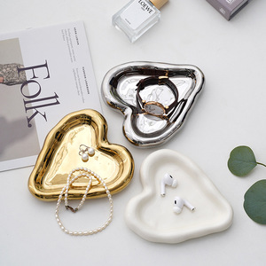 Bandeja de Cerámica Multifuncional Art Deco para Exhibición de Joyas, con Forma de Corazón Irregular, para Fotografía de Joyas y Adorno de Escritorio - Product Image 1