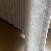 Rideaux occultants sur mesure, isolants thermiquement et offrant une protection de l'intimité, modernes et simples, adaptés aux villas et aux salons.