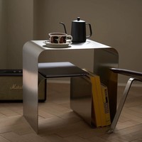 Table basse simple en acier inoxydable pour la détente. Différents styles de tables d'angle italiennes.