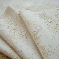 Haute qualité Beige Polyester tissu femmes fil d'or Relief femmes robe tissu Jacquard tissu pour rideau tissu