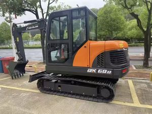 Excavatrice sur chenilles DEVELON DX60D avec moteur et pompe haute puissance pour la construction agricole - Product Image 3