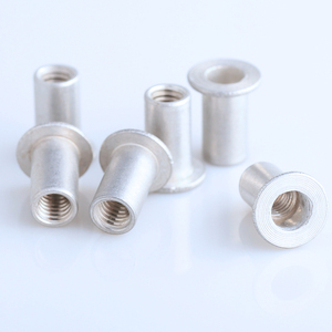 Tuercas remachables de aluminio pulido con orificio abierto y cabeza plana, sin recubrimiento - Product Image 2