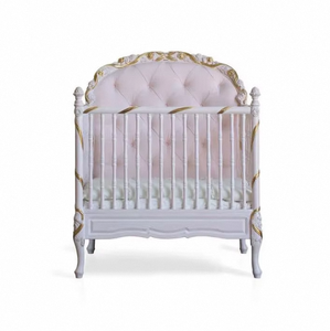 เตียงเด็กอ่อนสีขาวสไตล์โมเดิร์นคลาสสิก พร้อมพนักพิงหุ้มผ้าแบบติดกระดุม และดีไซน์แกะสลักแบบฝรั่งเศส ทำจากไม้สักแท้ สำหรับใช้ในห้องนอนและโรงแรม - Product Image 4