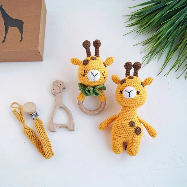 Giraffe Unisex Baby Geschenkset für Safari, Giraffe Stofftier Rassel mit Holzring, Makramee Schnuller Clip für New Mom Geschenk box