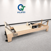 Reformer Pilates Kayu Maple Solid Warna Krem dengan Rel Tetap untuk Dekompresi Tulang Belakang, Keseimbangan, dan Ruangan Studio yang Terang