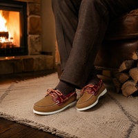 Chaussures bateau en daim faites à la main pour hommes, dessus en cuir bordeaux respirant, œillets dorés intemporels, semelle en caoutchouc antidérapante