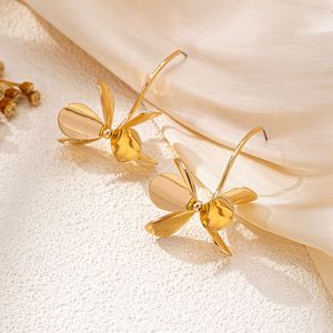Boucles d'oreilles tendance haut de gamme en forme de fleur, idéales pour les femmes au quotidien, les fêtes et les occasions spéciales, en alliage plaqué or – Vente chaude transfrontalière - Product Image 3