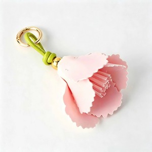 Porte-clés Fleur d'œillet en Cuir PU Fait Main avec Pompon Floral et Anneau Métallique pour Sac à Main, Sac à Dos ou Ornement - Product Image 4