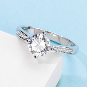 Anillo de diamantes de cuatro garras para mujer de Plata de Ley 925 Anillo de bodas <span class=keywords><strong>simple</strong></span> Mosan de grado D de 1 quilate - Product Image 3