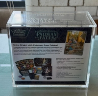 Jihong Modern Paldean Fates Center ETB NEUF et SOUS BLISTER dans UN ÉTUI EN ACRYLIQUE pour Publicité et Rangement